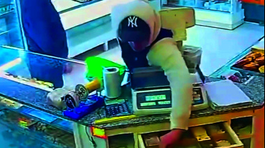 Empleada de una panadería enfrentó al delincuente con un secador de piso