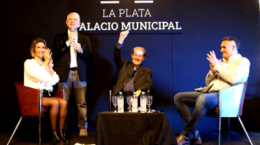 Alak y Victor Hugo Morales encabezaron un emotivo homenaje a Maradona a 40 años del "Gol del Siglo"
