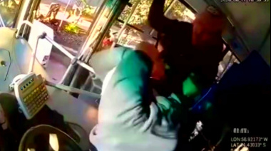 No escuchó el timbre, se pasó de parada y un pasajero le rompió la cabeza con una manopla