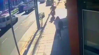 Peligroso arrebato en Lanús: joven fue asaltada por motochorro que la corrió por la vereda