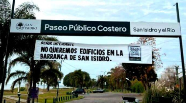 Vecinos de San Isidro presionan al intendente con pancartas de rechazo al proyecto inmobiliario en la barranca