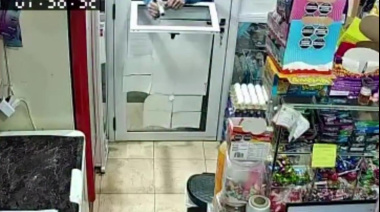 Desde la calle y con un arma tumbera, amenazó al encargado de un kiosco: "Dame la plata o te tiro"