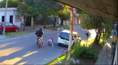 Motochorros golpearon a una mujer y le robaron el auto en pocos segundos