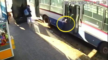 Chofer de colectivo tiró a jubilada a la calle y por centímetros no la pasó por encima