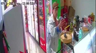 Fanático del vino y la picada: buscan a un hombre que robó un almacén en Bahía Blanca