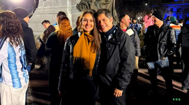 Kicillof bajó a las calles y festejó el triunfó de la Selección Argentina frente a Inglaterra en una plaza de La Plata