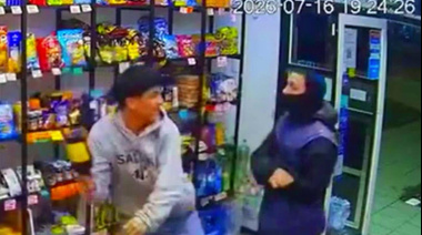 Se picó en Mar del Plata: comerciante echó y golpeó a un ladrón con una botella de vino
