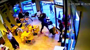 En una zona bancaria y comercial, clientes de una cafetería fueron asaltados por motochorros