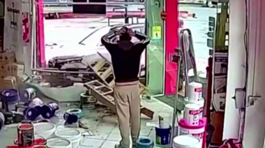 Lo chocaron y el auto terminó dentro de un comercio en La Plata