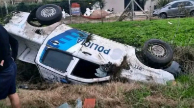 Un móvil de la Policía de La Plata acabó en una zanja durante una persecución en Los Hornos