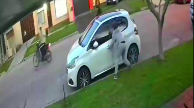 Los robos no paran en Mar del Plata: motochorros se le metieron en el auto cuando estacionó