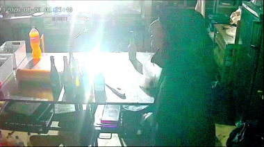 La Plata en llamas: desvalijó un salón para fiestas y antes de escapar comió de la basura