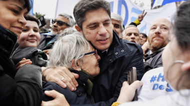 Kicillof se sumó a los fieles en San Cayetano con palos a Milei: "No van a rematar nuestro país"