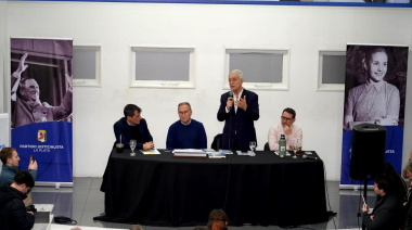 En modo candidato: Alak se juntó con Descalzo, encabezó un acto del PJ y llamó a la unidad peronista
