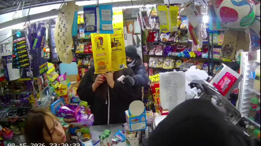"Es una réplica amigo": robaron un kiosco pero la clienta se negó a entregar las pertenencias