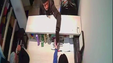 De "boquilla" y en 20 segundos robó la recaudación de un local en Ramos Mejía