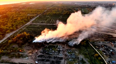 Incendio en un predio de la Ceamse en Avellaneda: el humo invadió la autopista Buenos Aires-La Plata