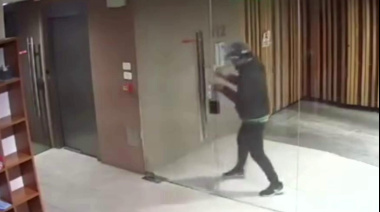 Noche de furia en La Plata: forzó el acceso de un edificio y se robó el vehículo de un morador