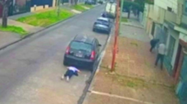 Por miedo, testigo de un ataque motochorro se arrojó detrás de un auto