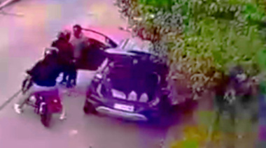 Motochorros asaltaron a una pareja y le robaron hasta la mercadería del supermercado