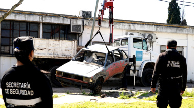 Guerra a la chatarra en La Plata: Alak avanza con la remoción de vehículos abandonados