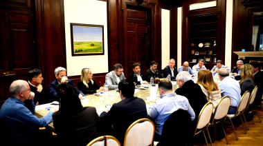 Obras, salud y seguridad: Kicillof firmó convenios de leasing con municipios aliados y opositores