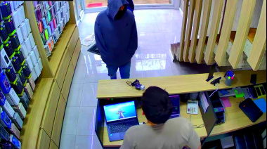 Falsos clientes amenazaron a un empleado y robaron un local de telefonía en San Nicolás