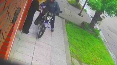 Llegó para trabajar y motochorro la asaltó enfrente de un colegio