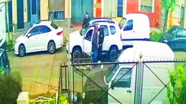 Se hicieron los distraídos y robaron una camioneta en 30 segundos