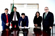 Kicillof culminó su viaje a México con la firma de un convenio de cooperación en desarrollo de litio