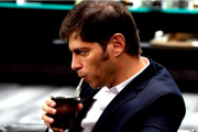 Nueva polémica de Kicillof: mandó a licitar una suma millonaria para poner carteles politizados en escuelas