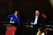 Senadores libertarios presionan a Kicillof para que se sume al blanqueo de dólares de Milei