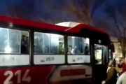 Casi linchan a un hombre que habría manoseado a una pasajera en un colectivo de La Plata