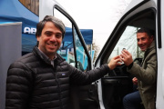 En medio de las quejas por el servicio, el presidente de ABSA se pasea con una campera de medio millón