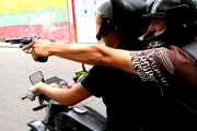 En Villa Luzuriaga y a mano armada, le robaron la moto cuando se iba a trabajar