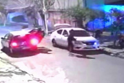 Violenta emboscada en Ramos Mejía: lo observaron estacionar, dieron una vuelta y atacaron cuando bajó del rodado