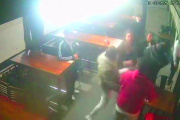 Para no pagar la cuenta, un policía y un profesor de kickboxing golpearon a las mozas de un bar en La Matanza
