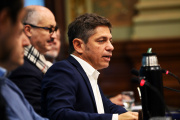 Kicillof, Milei, Adorni y una “fake new”: denuncias de “campaña roñosa” en redes