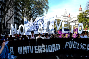 Con el peso de una marcha multitudinaria, Diputados rechazó los vetos de Milei