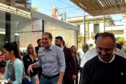 Santilli comenzó su campaña junto a un abogado libertario que golpeó a una vecina en la calle