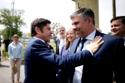 Kicillof visitó a Hourcade, habló de obras públicas y se diferenció de la “Argentina de Milei”