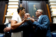 Tensión en Diputados: Santiago Passaglia quiso recuperar su banca y casi lo saca seguridad