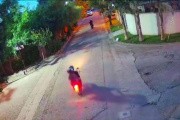En Ciudad Evita no tienen paz: motochorros le robaron el auto y se despidieron con un bocinazo
