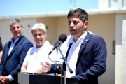 La contracara de Milei: Kicillof visitó Bahia Blanca, recorrió obras y entregó viviendas