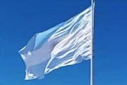 Ajuste insólito: el municipio de Mar del Plata izó la bandera argentina con un detalle que generó repudio y burlas