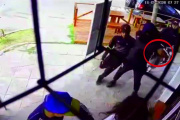 A las 7:30 am paró en un kiosco y fue asaltada por jóvenes "pirañas" fuertemente armadas