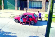 Se resistió al robo del auto y "las pirañas" se la llevaron colgada de la puerta
