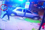 Lo marcaron, apuntaron a la cabeza de la nena con una pistola y le robaron el auto familiar
