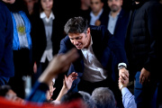 Kicillof proyecta su figura con viajes a Tierra del Fuego, España y una cumbre del PJ