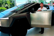 Mientras los argentinos se ajustan, un diputado libertario llegó al Congreso en un Tesla Cybertruck
